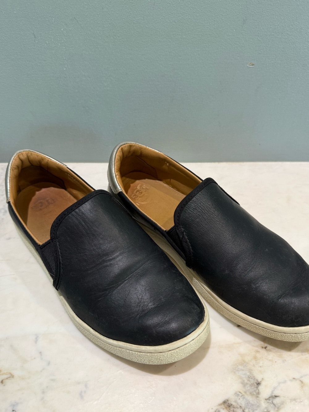 Ugg Cas Black Leather Slip On Sneaker, size 7